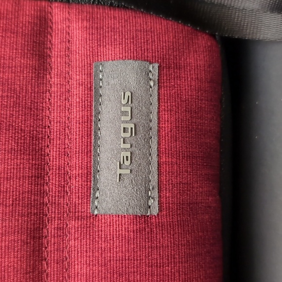 Targus Groove X Red Slip-Case Mac-book Case with Strap. - Picture 2 of 11